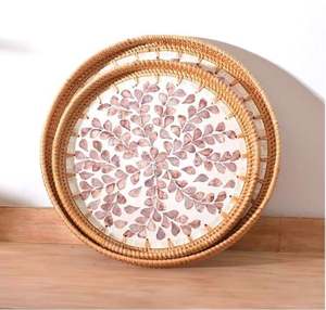 Plateau en rotin vietnamien innovant pour le rangement polyvalent ou comme plateau de service décoratif, pièces de coquillages et tissage de fibres - Product Image 1