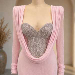 Robe de soirée sirène élégante pour femme en satin rose, ornée de cristaux et de strass, avec corset, col en V classique, longueur ras du sol et traîne drapée en queue de poisson - Product Image 2