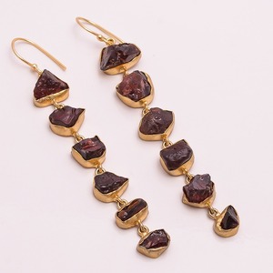 Good Looking Fancy Shape pendientes de latón de piedras preciosas de rubí crudo, joyería de latón chapada en oro indio - Product Image 1