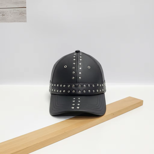 Casquette de baseball brodée rouge en sergé 100 % coton, 6 panneaux structurés, avec fermeture snapback, idéale pour le sport, les voyages et les activités de plein air - Product Image 5