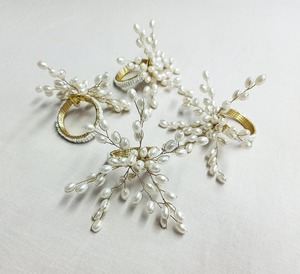 Magnifiques anneaux de serviette décorés de perles blanches, idéaux pour la mise en scène de tables festives, complètent les thèmes saisonniers et de célébration. - Product Image 2