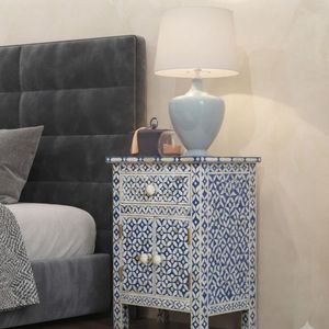 Table de chevet moderne en bois massif à motifs bleus et blancs avec tiroir et portes pour chambre à coucher - Product Image 2