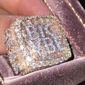 แหวนเพชรโมอิสซาไนต์ชุบเงินแท้ 925 ประดับเพชรแบบ Pave สำหรับผู้ชาย แบรนด์ SHRAMAN DIAMOND สไตล์ฮิปฮอปสุดหรู พร้อมสลักอักษรย่อตามสั่ง เหมาะเป็นของขวัญวันครบรอบ - Product Image 5