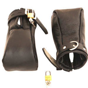 Ensemble de bondage éco-responsable pour homme bleu avec menottes en cuir, collier, paddle, corde et équipement fétichiste - Product Image 3