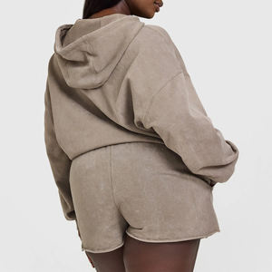 Nouvel ensemble 2 pièces élégant pour femme : sweat à capuche court en molleton bouclette à épaules tombantes, manches courtes, fermeture éclair unie et ourlet brut, avec short à entrejambe bas - Product Image 3