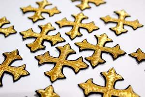 Cruz de Hilo Metálico Dorado Bordada a Mano de Lujo Premium con Efecto 3D en Relieve, Resistente al Agua, Color y Forma Personalizables - Product Image 3