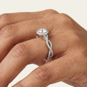 Anillo de Compromiso de Diamantes de Platino para Mujer, Corte Brillante Redondo con Halo y Diamantes Laterales, Certificado IGI, Estilo Clásico - Product Image 5