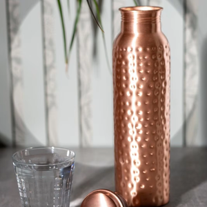 Bouteille de bière classique en cuivre martelé 950 ml, anti-fuite, avec bouchon push-pull, cadeau de voyage personnalisable, compatible lave-vaisselle et micro-ondes - Product Image 1