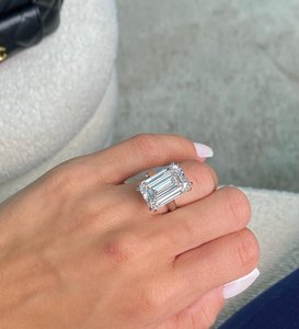 Bague de fiançailles en diamant de laboratoire taille émeraude 12 carats pour femme |   Bague de mariage solitaire avec halo caché certifiée IGI |   Or 18 carats - Product Image 1