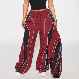 Pantalon de survêtement coupe-vent léger en tissu tissé avec passepoil contrastant rouge bordeaux, marque privée, pour hommes, fabricant de bas de tenue mode - Product Image 1