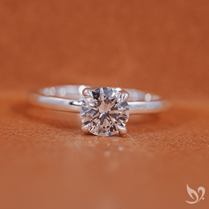 แหวนเพชรทรงกลม 1 กะรัต ได้รับการรับรองจาก IGI เพชรเพาะเลี้ยงในห้องปฏิบัติการ ตัวเรือนทองคำแท้ 10K แหวนแต่งงานแบบวงแหวนซ่อน - Product Image 1