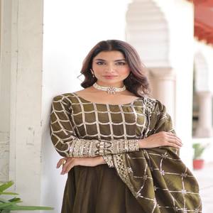 Robe en soie pour femme VASTRA COTTAGE avec broderie Zari riche en sequins, manches longues, col fantaisie et dupatta assorti - Product Image 2