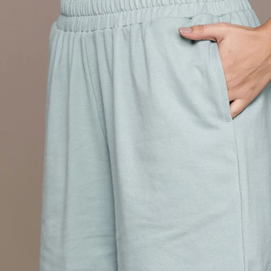 Conjunto de 2 Piezas para Mujer, Personalizado, Informal, 100% Poliéster, Top Corto de Terciopelo con Capucha y Pantalones Cortos - Product Image 4