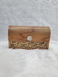 Pochette en bois écologique faite à la main avec motif floral découpé pour cadeaux de mariage et cadeaux pour la fête nuptiale - Article cadeau créatif moderne - Product Image 1