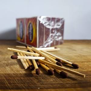 Cerillas de Seguridad de Madera Premium, Cabeza Negra y Roja, 50×35×14mm, Uso Doméstico y de Cocina, Fabricante OEM de Cajas de Cerillas en India, Exportación a Granel - Product Image 1
