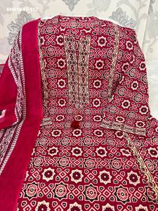 Proveedor de conjuntos de Kurti-Plazzo-Dupatta de algodón suave de primera calidad con bordado en el escote y estampado Ajrakh, de Surat. - Product Image 4