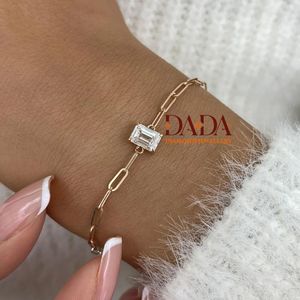 สร้อยข้อมือเพชรทรงเอเมอรัลด์คัทแบบปลูกในห้องปฏิบัติการ ดีไซน์โซ่แบบคลิปหนีบกระดาษ สำหรับผู้หญิง เครื่องประดับหรูหราแบบเรียบง่าย - Product Image 2