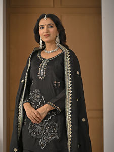 Ensemble Kurti et pantalon en rayonne et coton brodé de qualité supérieure avec accent de travail au fil et dupatta en coton Chanderi (MW 5067) DC - Product Image 4