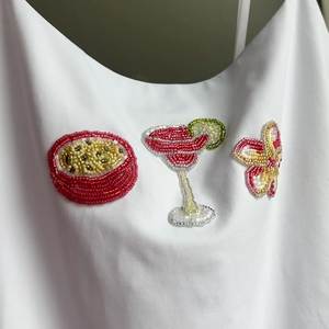 Top sin mangas casual con estampado de letras verdes y diseño de carne fresca de verano, estilo camiseta con cuentas, versátil y único para chica moderna. - Product Image 4