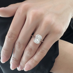 Bague élégante en diamant de laboratoire taille coussin de 2,50 à 3,00 carats avec demi-pavé et sertissage clos – Collection de bagues en diamant - Product Image 3