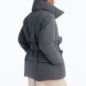 Chaqueta Larga Acolchada Gris para Mujer, de Alta Calidad, Gruesa, Resistente al Viento, con Cuello Acolchado, Estilo Parka - Product Image 2