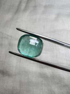 Émeraude naturelle zambienne de 4,72 carats, taille coussin, pierre précieuse verte en vrac pour la vente en gros de bijoux fins - Product Image 2