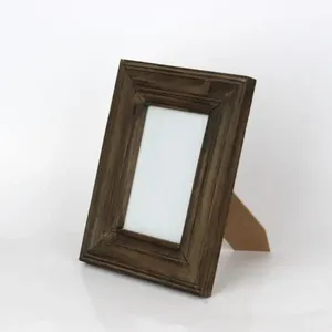 Cadre photo en bois avec design vintage artisanal pour présenter des citations ou des œuvres d'art sur les bureaux au bureau ou à la maison. - Product Image 1
