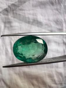 Émeraude ovale de 13,51 carats de Zambie – Pierre précieuse verte naturelle pour bijoux haut de gamme et investissement de collection - Product Image 1