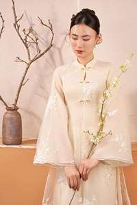 Robe Ao Dai en soie pour femmes vietnamiennes KAD32 avec fleurs de chrysanthème brodées - Design fluide et élégant - Product Image 2