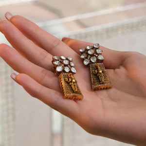 Boucles d'oreilles ovales en pierre verte avec halo de zirconiums et goutte d'eau en aquamarine, finition dorée, bijoux festifs indiens - Product Image 1