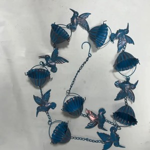 Chaîne de pluie en métal en forme de fleur bleue, installée dans les jardins pour créer un son apaisant de brise d'eau et un effet visuel floral, provenant d'Inde. - Product Image 4