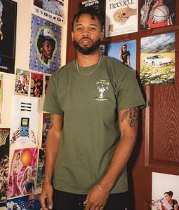 T-shirt de mode graphique et brodé - Product Image 2