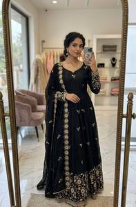 Ensemble Anarkali Kurta de Luxe Moderne Brodé pour Femme, Tenue de Soirée Ethnique Pakistanaise de Créateur avec Dupatta en Soie Satinée Fendy Printemps - Product Image 4