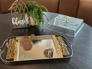 Plateau de service en métal martelé de luxe avec couvercle en acrylique, plateau de présentation de desserts en calligraphie arabe pour la table de Ramadan et de l'Aïd - Product Image 6