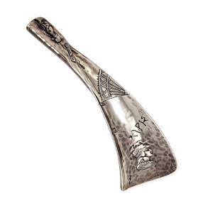 Cuchara para Zapatos de Metal Hecha a Mano con Diseño Grabado, Asistente para Calzarse Zapatos de Mango Largo Premium, Accesorio Duradero de Lujo para el Cuidado del Calzado, Regalo - Product Image 1