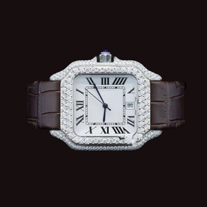 Reloj de Cuarzo con Diamantes Moissanite de Lujo y Calidad Premium, Regalo para Parejas, Correa de Cuero Marrón, Esfera Blanca Cuadrada, Disponible para la Venta - Product Image 2