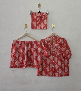 Conjunto de Pijama de Algodón Tejido con Estampado de Leopardo Rojo Vibrante y Elegante, Ropa de Dormir con Estampado de Flores, Camisa de Manga Corta con Cierre de Botones y Pantalones de Pijama - Product Image 1