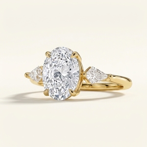 Anillo de compromiso personalizado con tres piedras alargadas, corte ovalado de 1 quilate, estilo cometa, con vástago europeo, CVD sintético VVS2 D, chapado en rodio, oro macizo de 14K, RAAMAA - Product Image 1