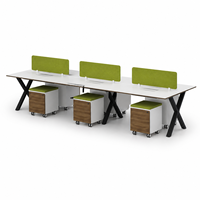 Poste de travail de bureau moderne pour 6 personnes avec dessus blancs, écrans d'intimité verts, pieds en X et supports de rangement mobiles