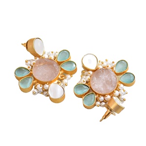 Boucles d'oreilles pendantes en pierres précieuses artisanales avec gouttes de pierres précieuses polies, finition or mat et bijoux de qualité produite par des artisans - Product Image 2