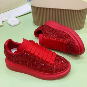 Baskets de créateur haut de gamme pour femme, en cuir véritable, à enfiler, avec perles et cristaux luxueux, pour la marche décontractée, logo personnalisé, rouge intégral - Product Image 4