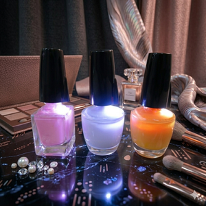 ฝาขวดน้ำยาทาเล็บพลาสติกแบบมีไฟ LED พร้อมแปรงไนลอนสำหรับขวด (สามารถปรับแต่งสีเคลือบสเปรย์ได้) - Product Image 2