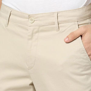 Pantalones chinos transpirables color beige, corte ajustado, con bolsillos, tela de verano, fabricados por Cumbre Sports, servicio OEM, venta al por mayor. - Product Image 3
