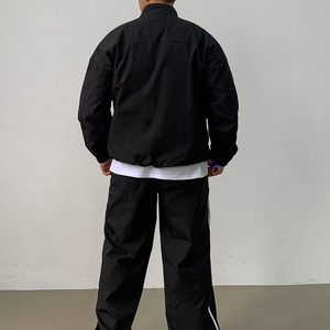 Ensemble personnalisé de vestes en nylon à fermeture éclair et pantalons de survêtement en nylon, ensemble de survêtement coupe-vent léger en nylon avec patchwork personnalisé - Product Image 3