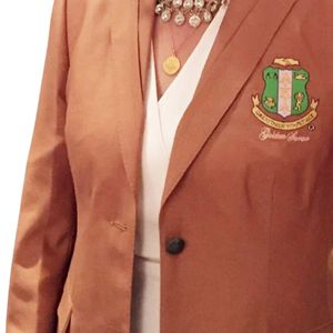 Blazer Dorado Camel para Mujer, Chaqueta Entallada con Escudo Bordado, Ropa Exterior Formal Profesional para Hermandades - Product Image 5