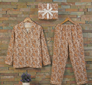 Hermoso Conjunto de Pijama de Algodón Tejido a Mano en India, Térmico, Transpirable, con Bloques de Color, Reversible, Cuello en V, Largo, para Primavera - Product Image 2