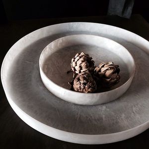 Assiette en résine faite à la main, ronde, design moderne et luxueux, finition polie, couleur unie, écologique, passe au lave-vaisselle, assiettes pour mariage et fêtes - Product Image 1