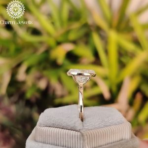 แหวนหมั้นเพชรโมอิสซาไนต์ทรงคุชชั่น Charm Jewells รับรองโดย IGI ตัวเรือนทอง 18K แบบ Prong Setting แหวนแต่งงานคลาสสิกสำหรับผู้หญิง รุ่นที่ 3 - Product Image 5