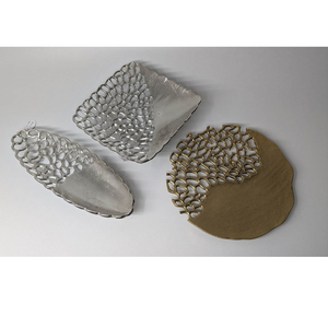 Bandejas redondas de aluminio de moda para servir en el hogar, hotel o restaurante, diseño moderno en color dorado decorativo. - Product Image 2