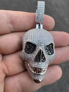 Pendentif moderne plaqué or avec finition argentée et diamant, nouveau charme pour les événements de mode et les tenues décontractées - Product Image 3